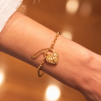 9ct Yellow Gold Oval Belcher Filigree  Heart Charm Padlock 19cm Bracelet