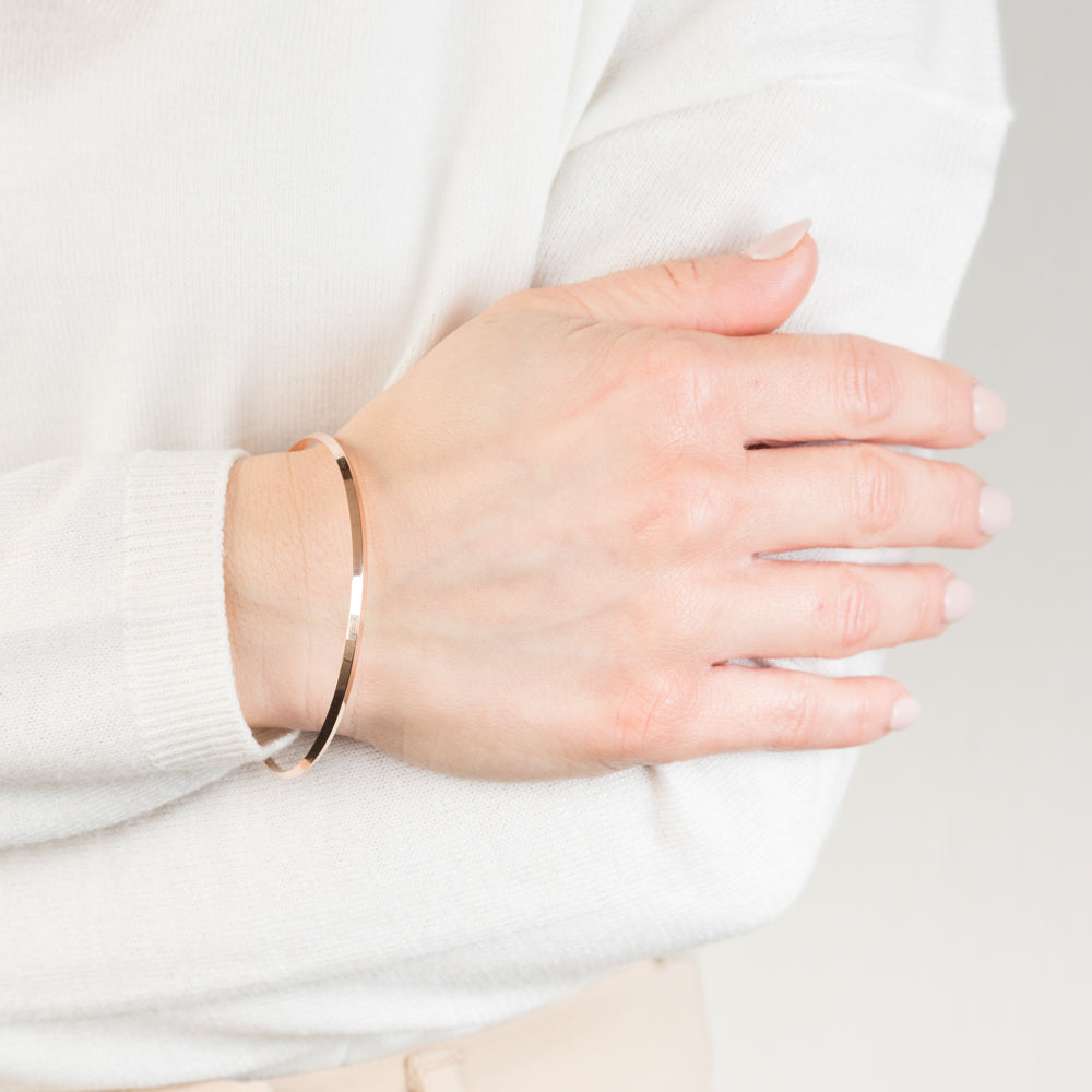 18K WG KNIFE EDGE BANGLE main image 1