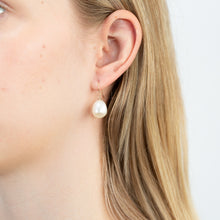 Load image into Gallery viewer, Arizona&#39; 9ct Yellow Gold White Freshwater Pearl Drop Earrings