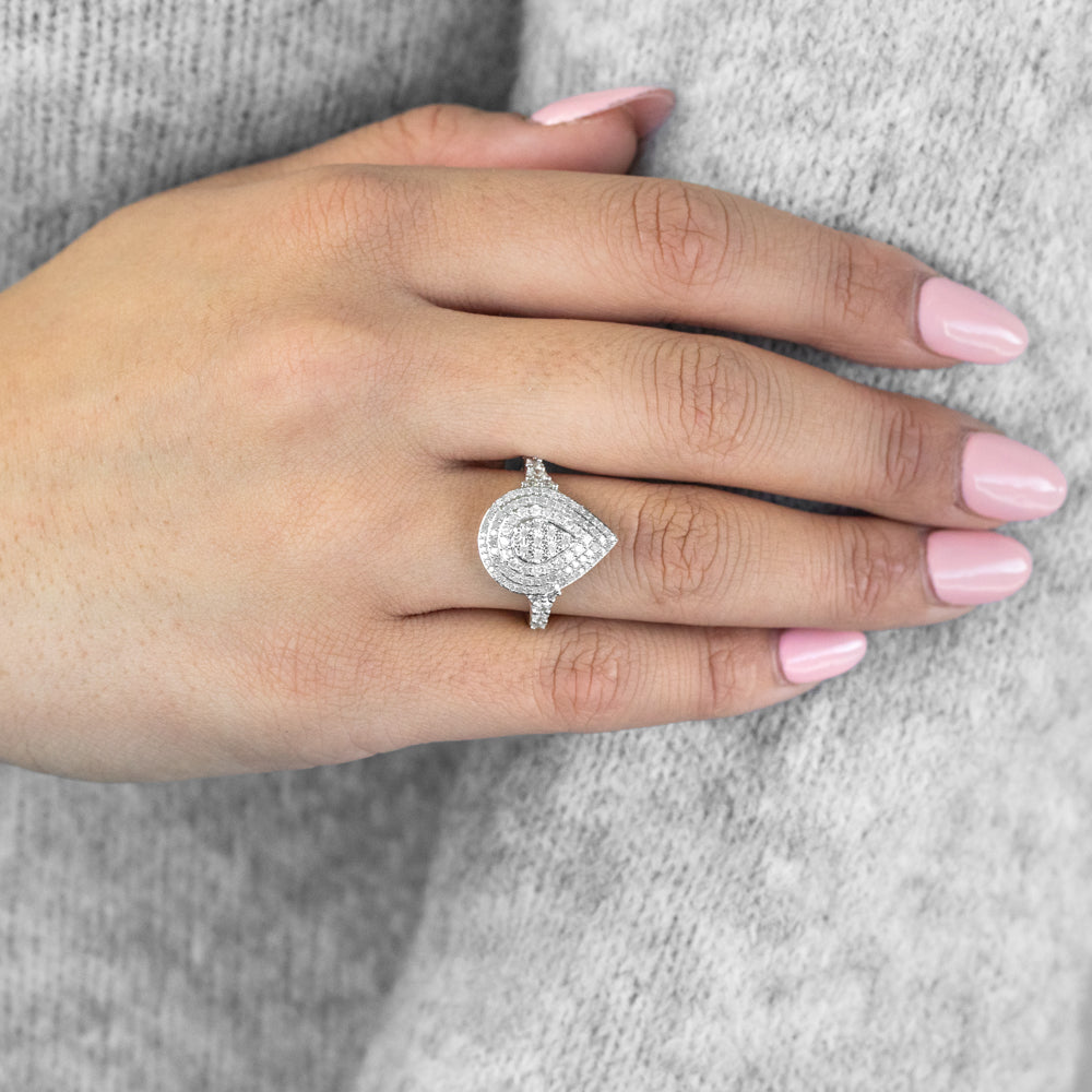 The Best Pear Shaped Diamond Ring Settings (With Beautiful Photos)